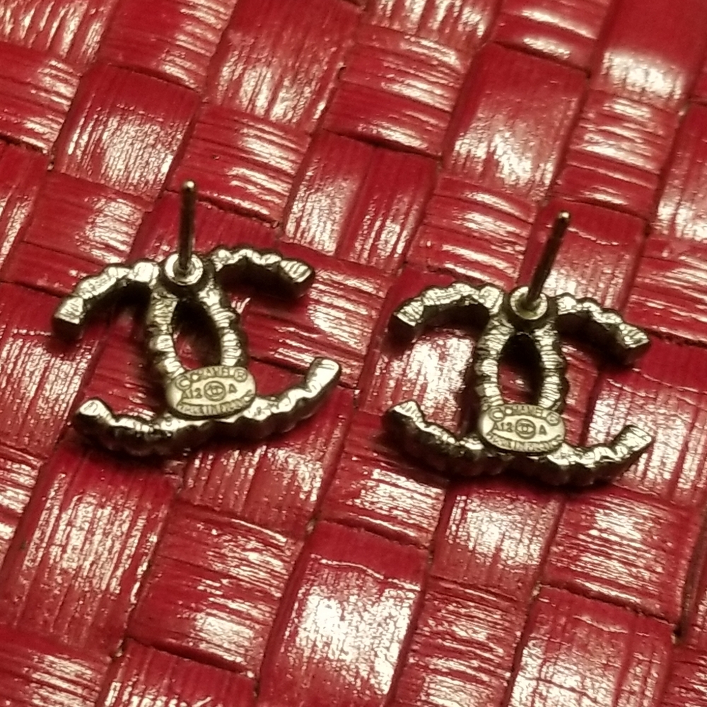 Vintage Chanel CC Logo Earrings - Picture 3 of 5